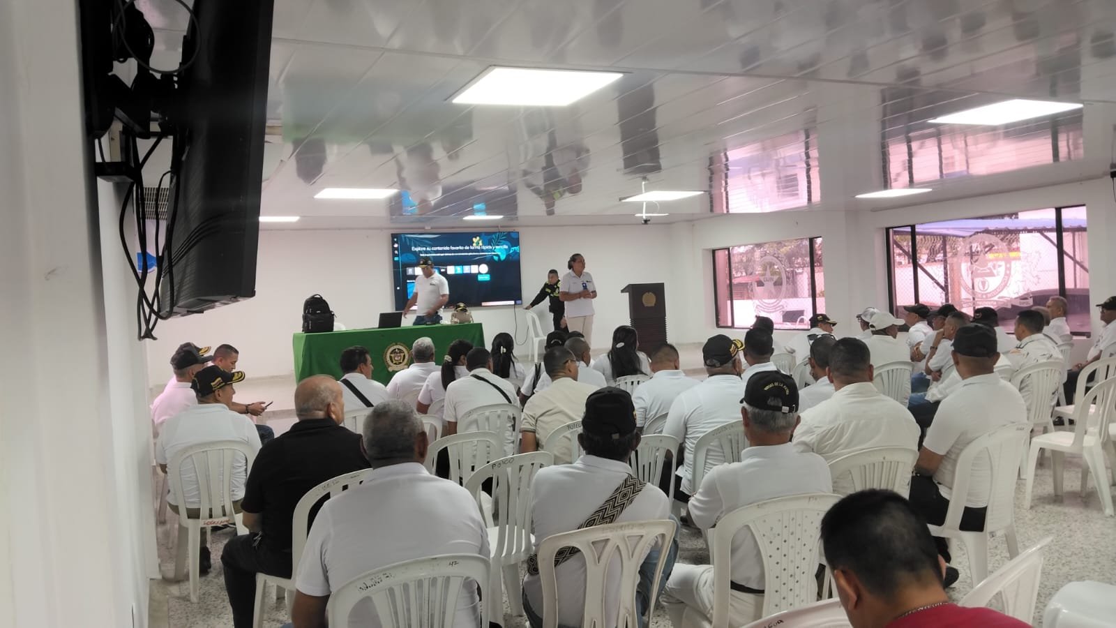 Asociados de ASOVETGUA reunidos en un auditorio