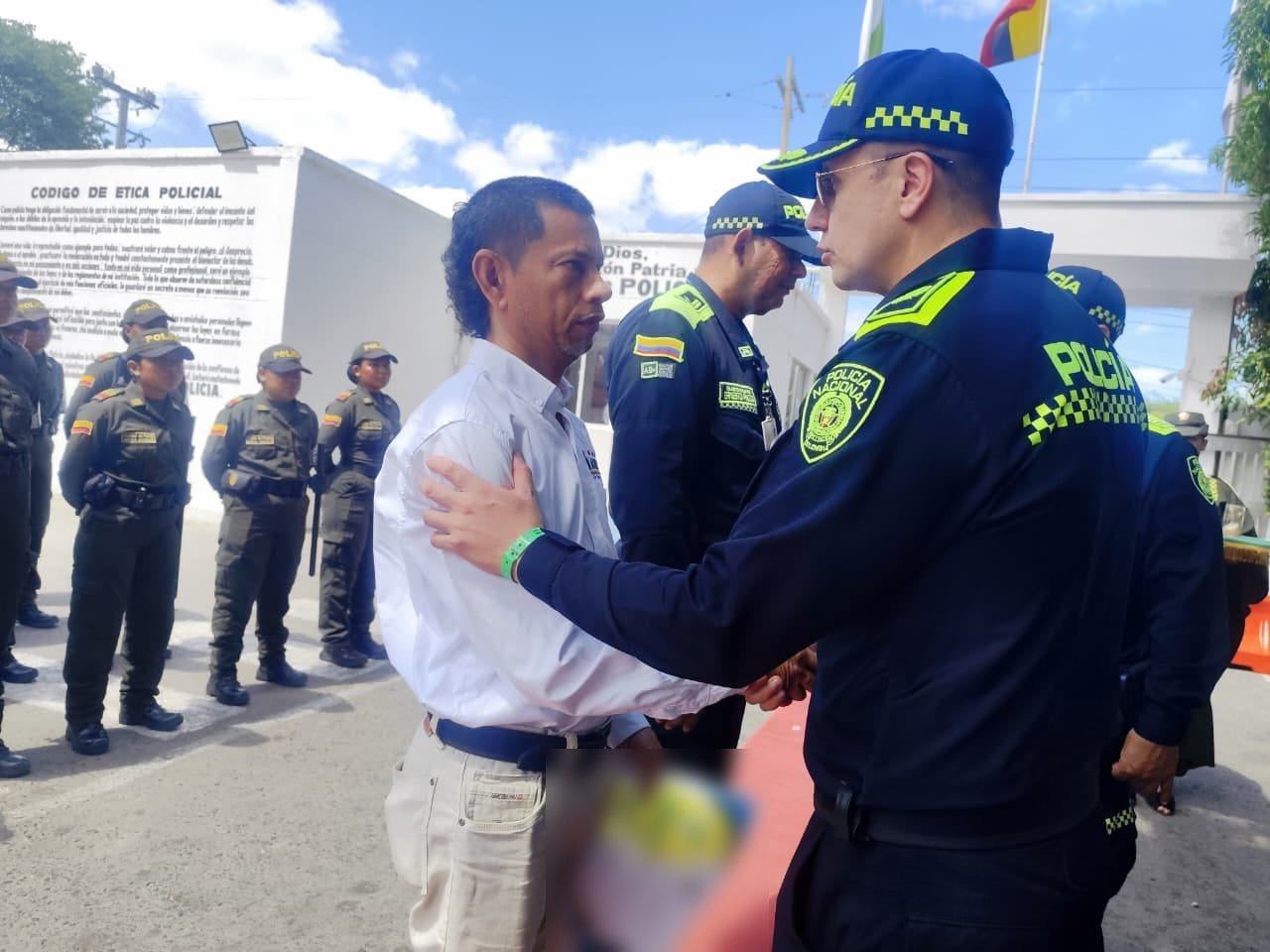 El intendente retirado Edwin Mora López recibe el saludo de un oficial durante el Día del Héroe Policial