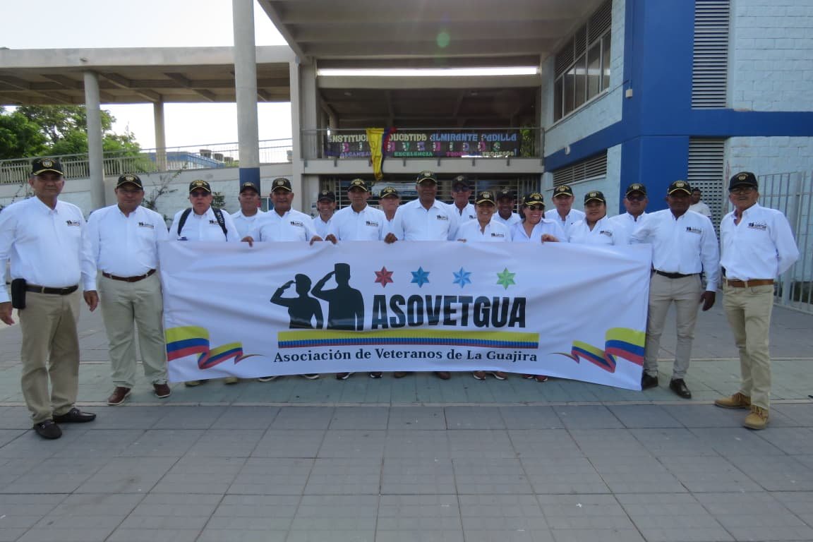 Integrantes de ASOVETGUA con la pancarta de la asociación