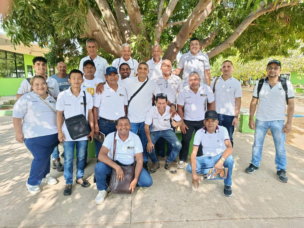 Grupo de veteranos de ASOVETGUA en la sede del SENA